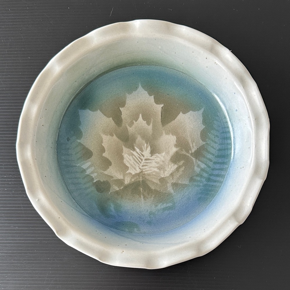 Tom Briney Signed Stoneware Pottery Shallow Dish Pie Plate w Maple Leaf Design